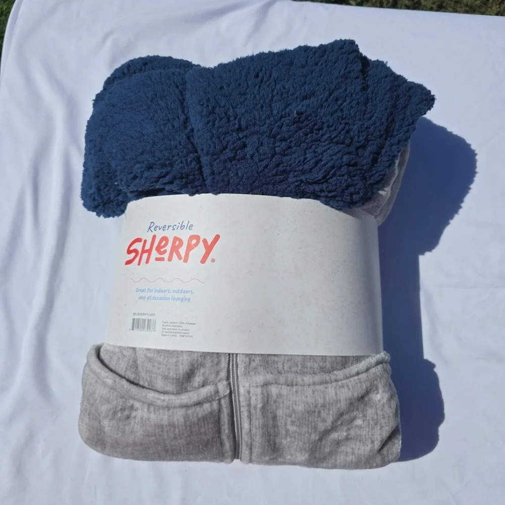 NWT Reversible Cozy Sherpy Blanket Coat w/Zip Unisex/Kids (Or Small Adult)